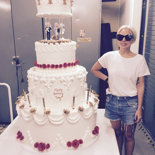 lady Gaga med en flashig tårta. lady Gaga med en flashig tårta.